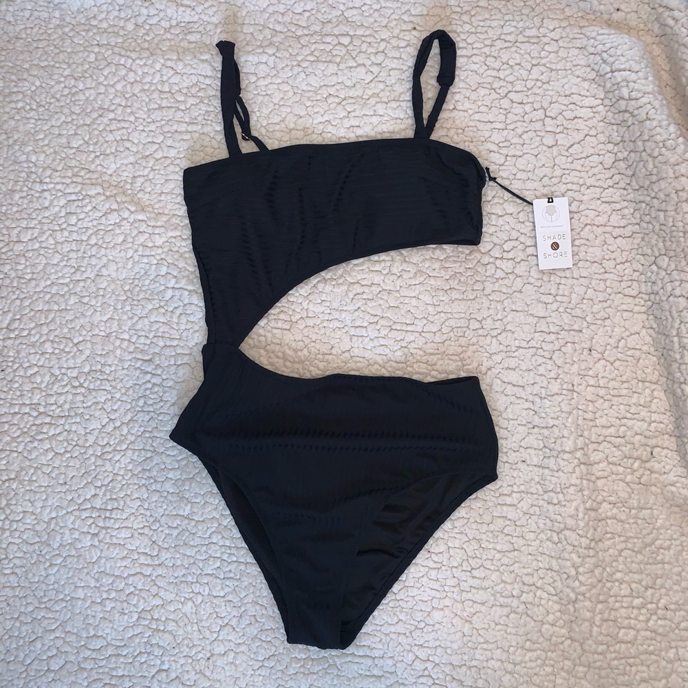 Shade and Shore NWT Black One Piece with Cutout 🖤